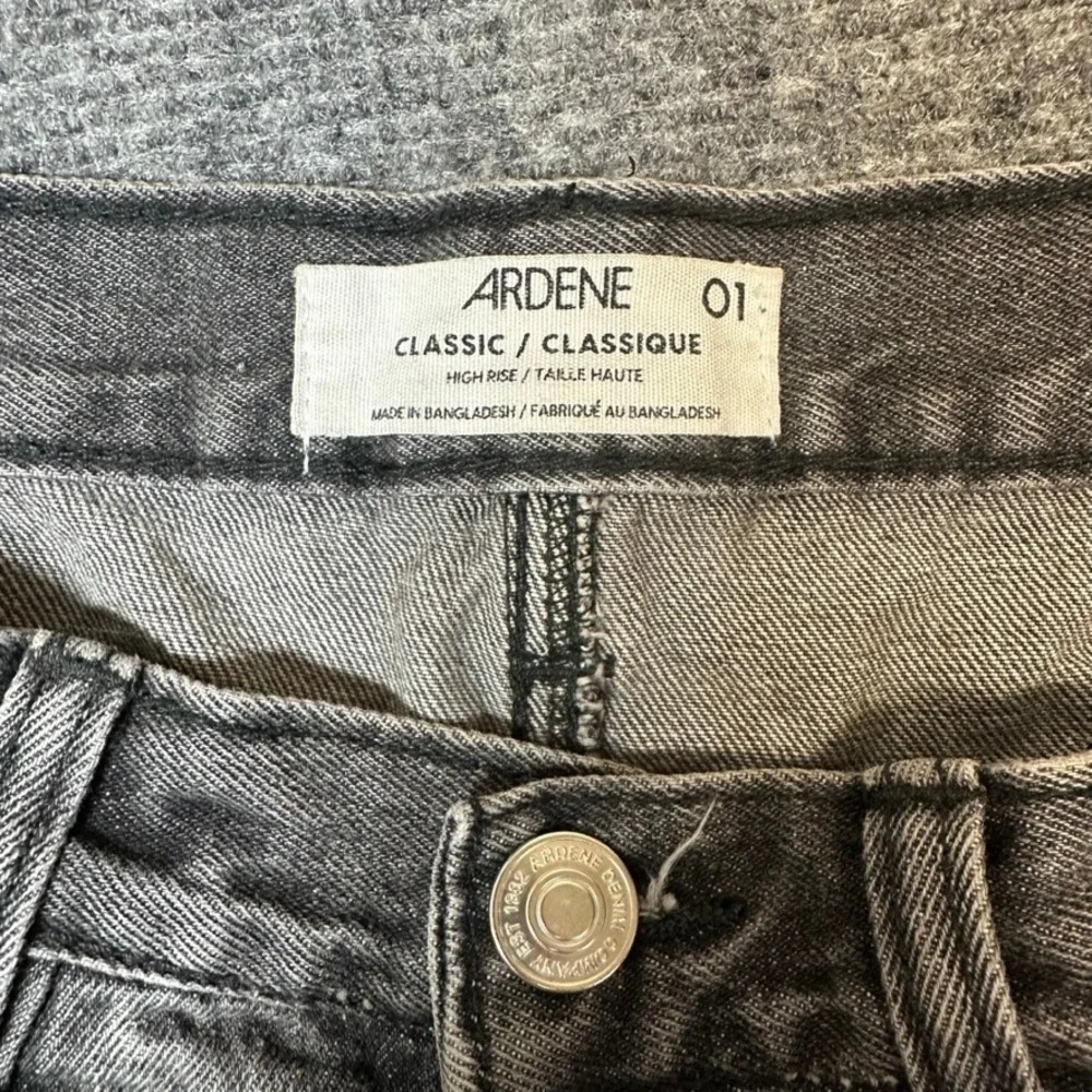 Ardene Classic High Rise Denim Shorts Washed Black Gray Frayed Hem Size 1